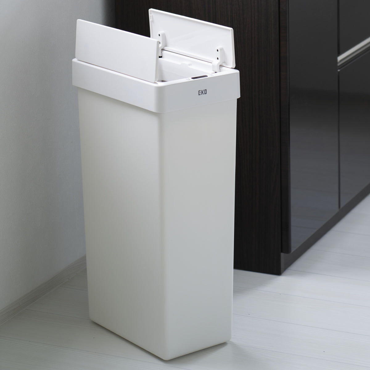 【棚下にも置ける両開きフタ】フタが中央から開くため、高さ制限のある場所でもスムーズにゴミを捨てられます。