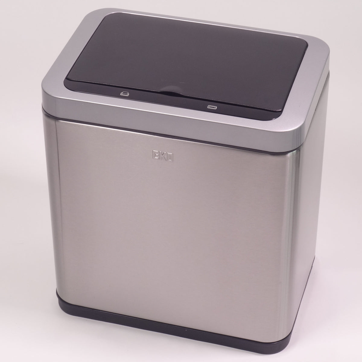 【細部に宿る上質さ】マットな質感のステンレススチールとスマートなフタが、所有する喜びを高めます。