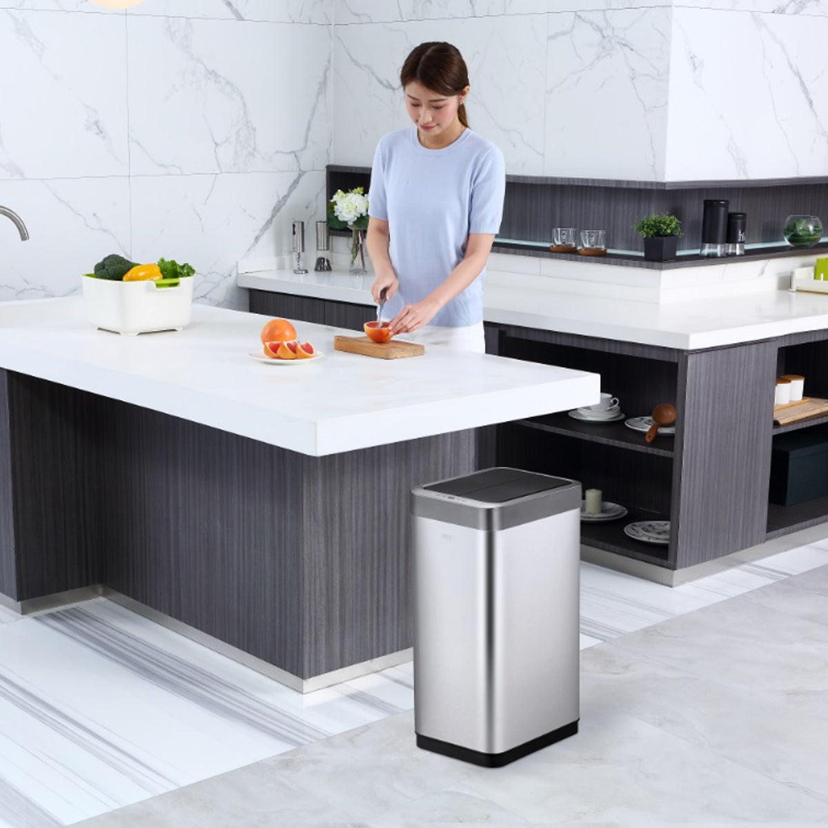 【調理をスムーズに】手が汚れていても触れずにフタが開くセンサー式だから、お料理中も衛生的にゴミを捨てられます。