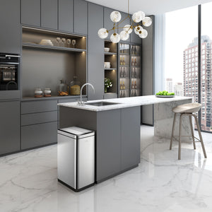 【キッチンにスマートフィット】棚下やカウンター下にもすっきりと収まるスリム設計で、機能美を追求したキッチンを演出します。