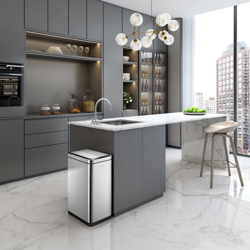 【キッチンにスマートフィット】棚下やカウンター下にもすっきりと収まるスリム設計で、機能美を追求したキッチンを演出します。