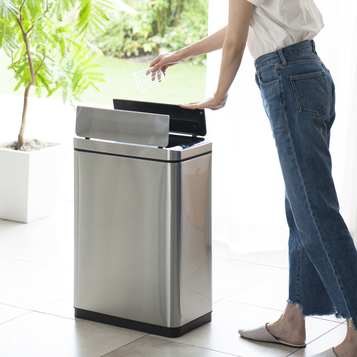 【触れずにクリーン】手をかざすだけでフタが自動開閉。料理中など手が汚れている時でも衛生的にゴミ捨てが可能です。