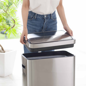 【お手入れ簡単構造】フタ部分は取り外し可能で、ゴミ袋のセットやインナーボックスの取り出しがスムーズに行えます。