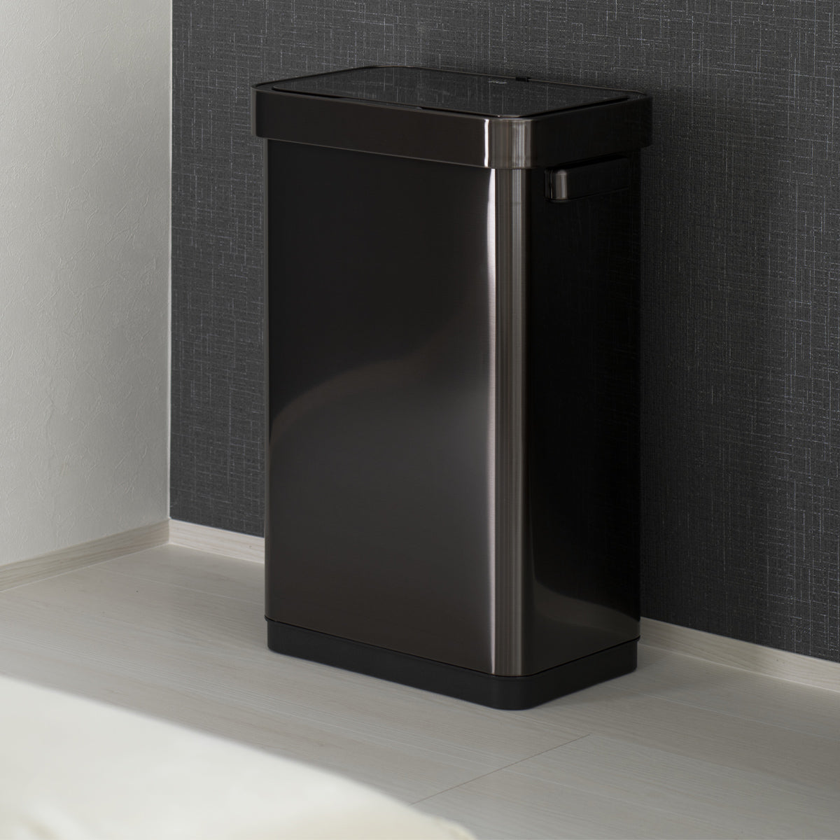 【空間に溶け込む美しさ】深みのあるブラックスチールが、モダンなインテリアに洗練された印象を与えます。