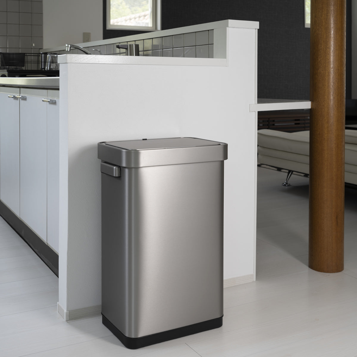 【清潔感を保つキッチンに】スタイリッシュなシルバーカラーが、忙しいキッチンを衛生的に、そして美しく彩ります。