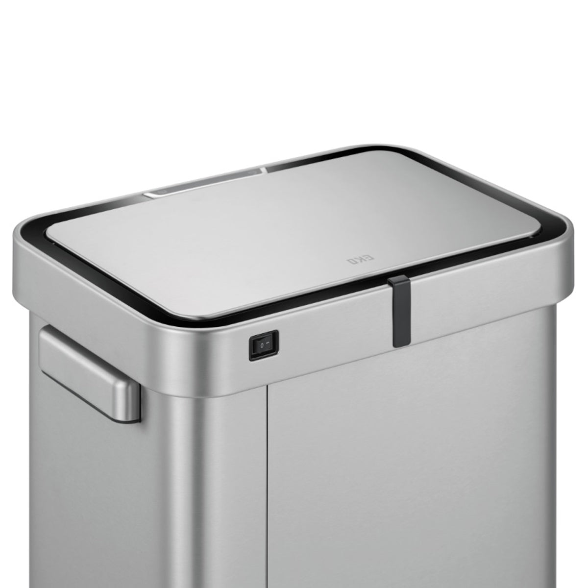 【使いやすさを追求したディテール】側面の電源スイッチでセンサーON/OFFを切り替え、シーンに合わせて省エネも可能です。