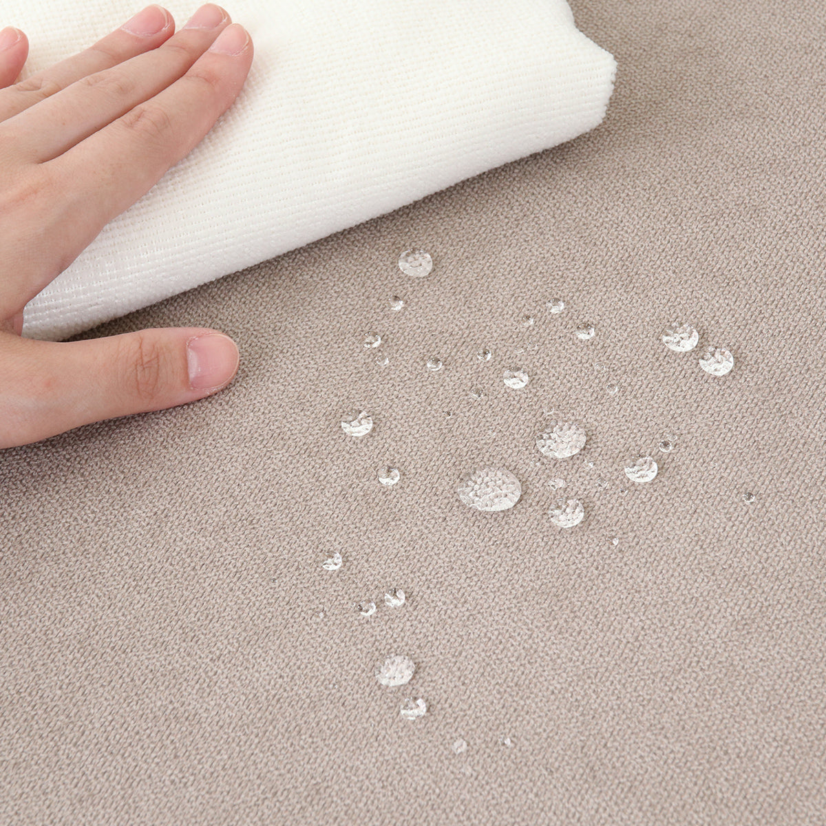 【お手入れ簡単な撥水加工】飲み物をこぼしてもサッと拭き取れて、いつでも清潔に保てます。