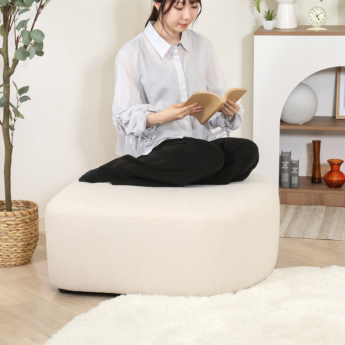 【ゆったり座れる広々座面】あぐらをかいても余裕のある設計で、リラックスタイムを満喫。