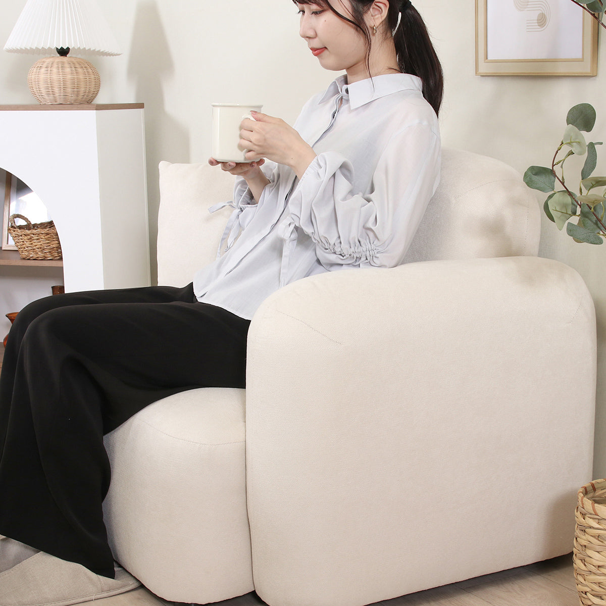 【日常に彩りを】お気に入りの飲み物を片手に、Chamillソファで過ごす穏やかな時間は、日々の疲れを癒してくれます。