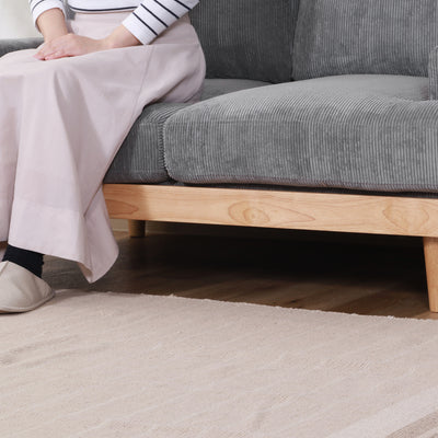 脚を付ければ座面下は15cmあり、柄の長い掃除用品やロボット掃除機も通り、埃が溜まりやすいソファの下を綺麗に保つことができます。