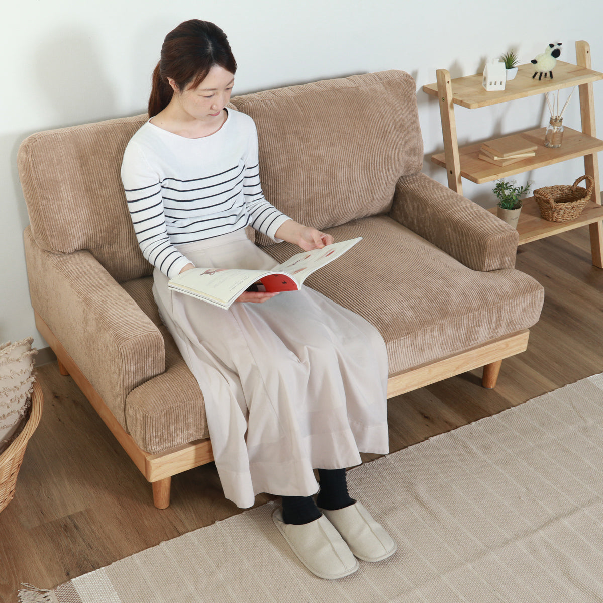 【読書時間をもっと快適に】優しいブラウンの色合いと柔らかな座り心地が、至福のひとときを約束します。