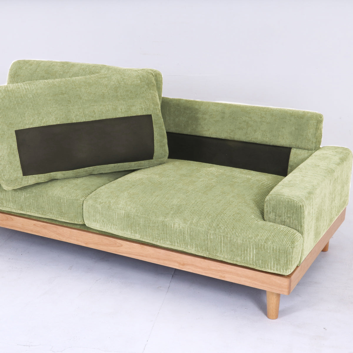 【簡単お手入れ】座面クッションは取り外し可能で、ズレ防止の面ファスナー付き。清潔さを保ちやすく、日々のお手入れも簡単です。