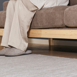 【お掃除らくらく】座面下は高さ15cmあるため、お掃除ロボットがスムーズに通り抜け、いつでも清潔な状態を保てます。