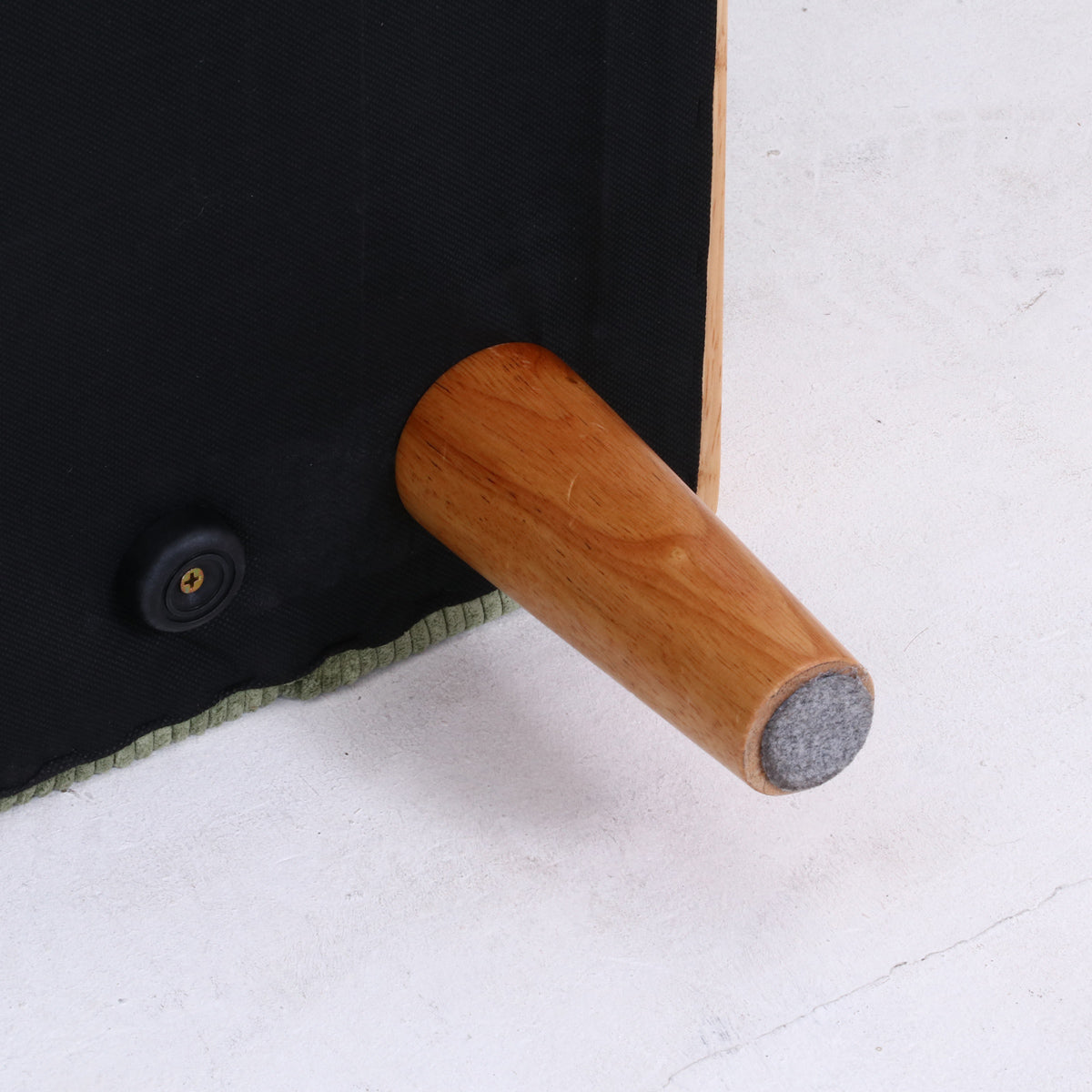 【床に優しい配慮】木製の脚裏にはフェルトが付いており、フローリングを傷つける心配がなく、安心してご使用いただけます。