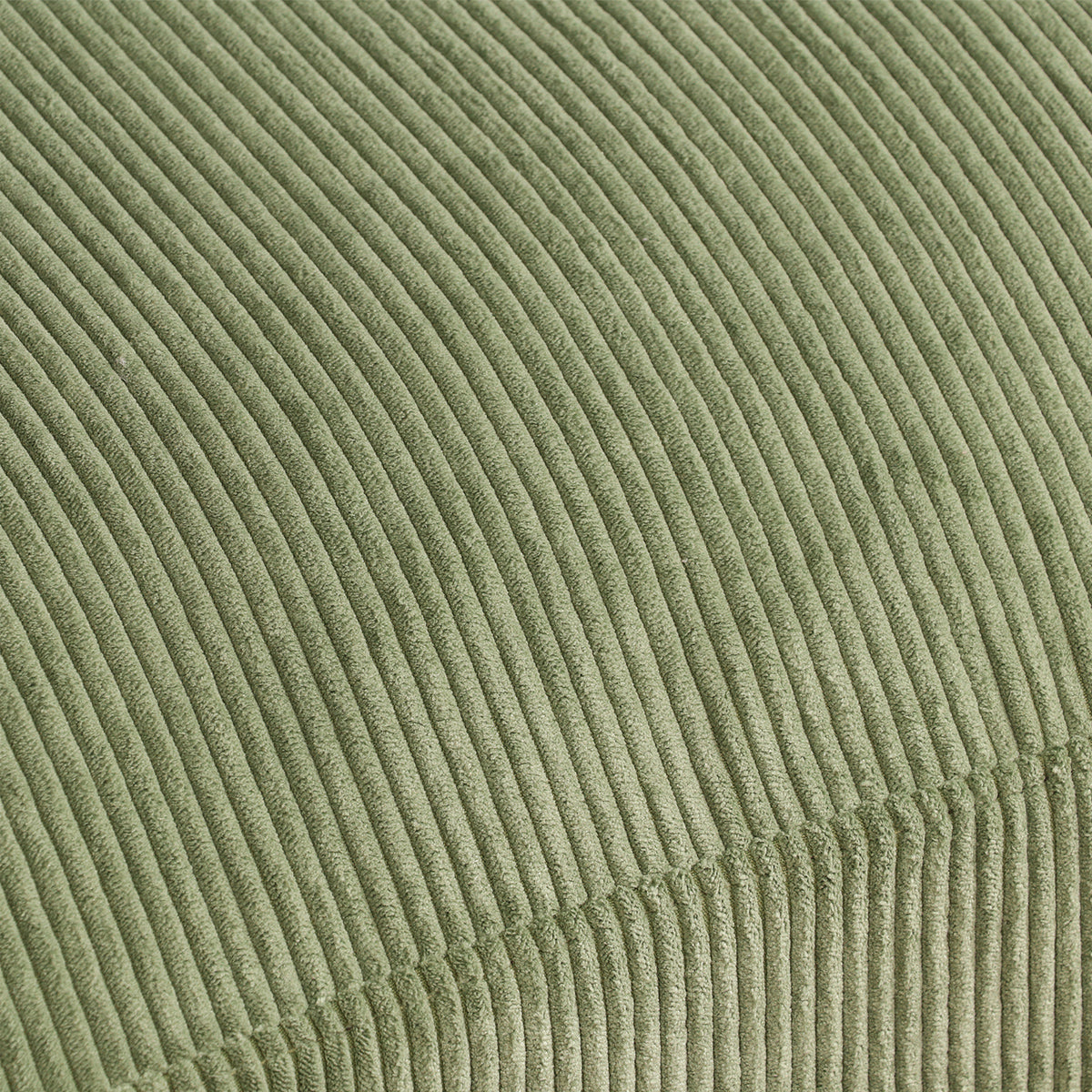 【豊かな表情の生地】光の加減で陰影が生まれ、様々な表情を見せるコーデュロイ生地が、お部屋に奥行きと暖かみを加えます。