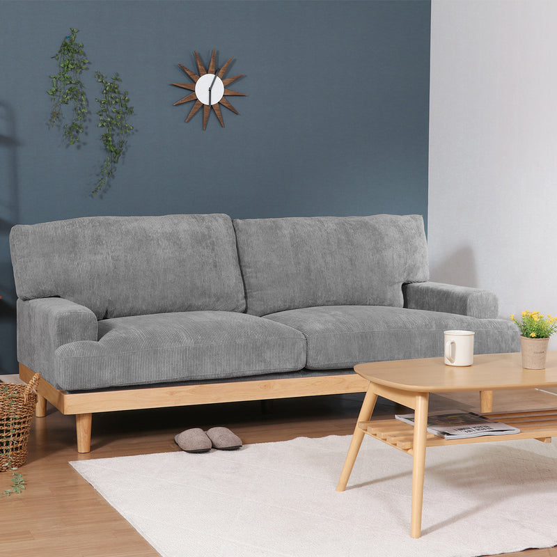 【北欧風の温もり】天然木のフレームとコーデュロイ生地が調和し、リビングに心地よい温かみをもたらします。