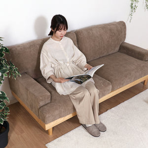 【ゆったり座れる広さ】3人掛けのワイド設計で、家族や友人と一緒にくつろいだり、一人で贅沢に寝転がったりと自由自在です。