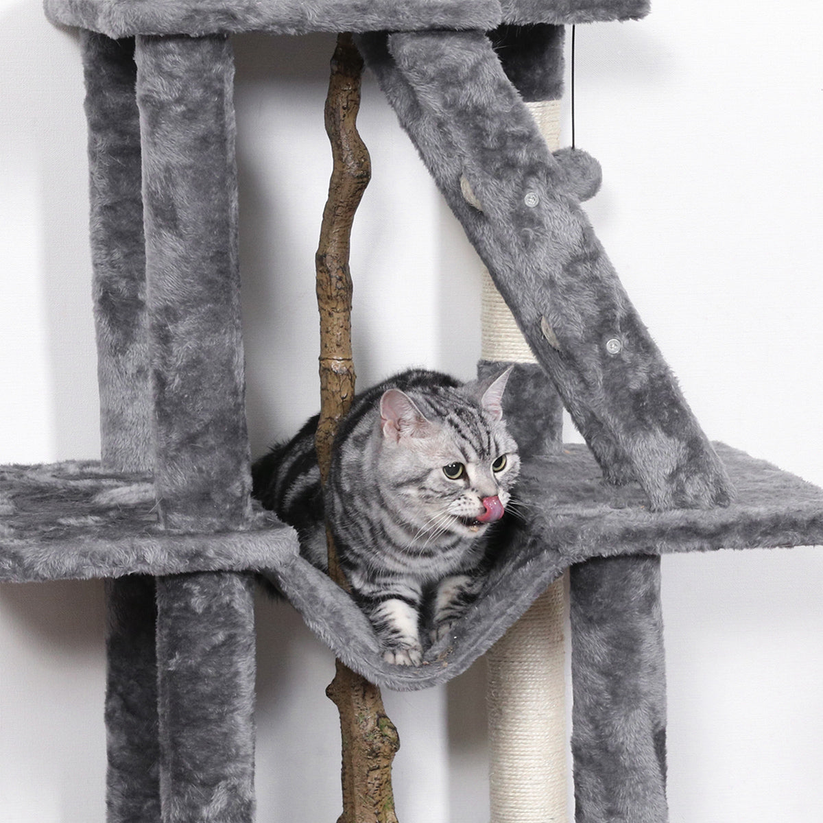 【包み込まれる心地よさ】ゆりかごのようなハンモックは、猫ちゃんにとって最高の休憩スポット、うたた寝にも最適です。