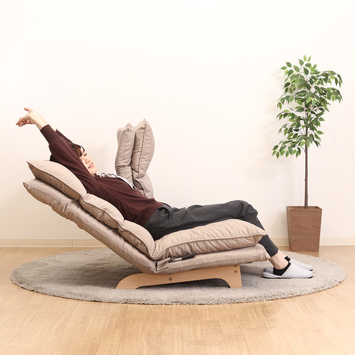 【全身で感じる開放感】背もたれを倒せば、まるでベッドのような寝心地、ゆったりと全身を預けて、至福の休息をどうぞ。