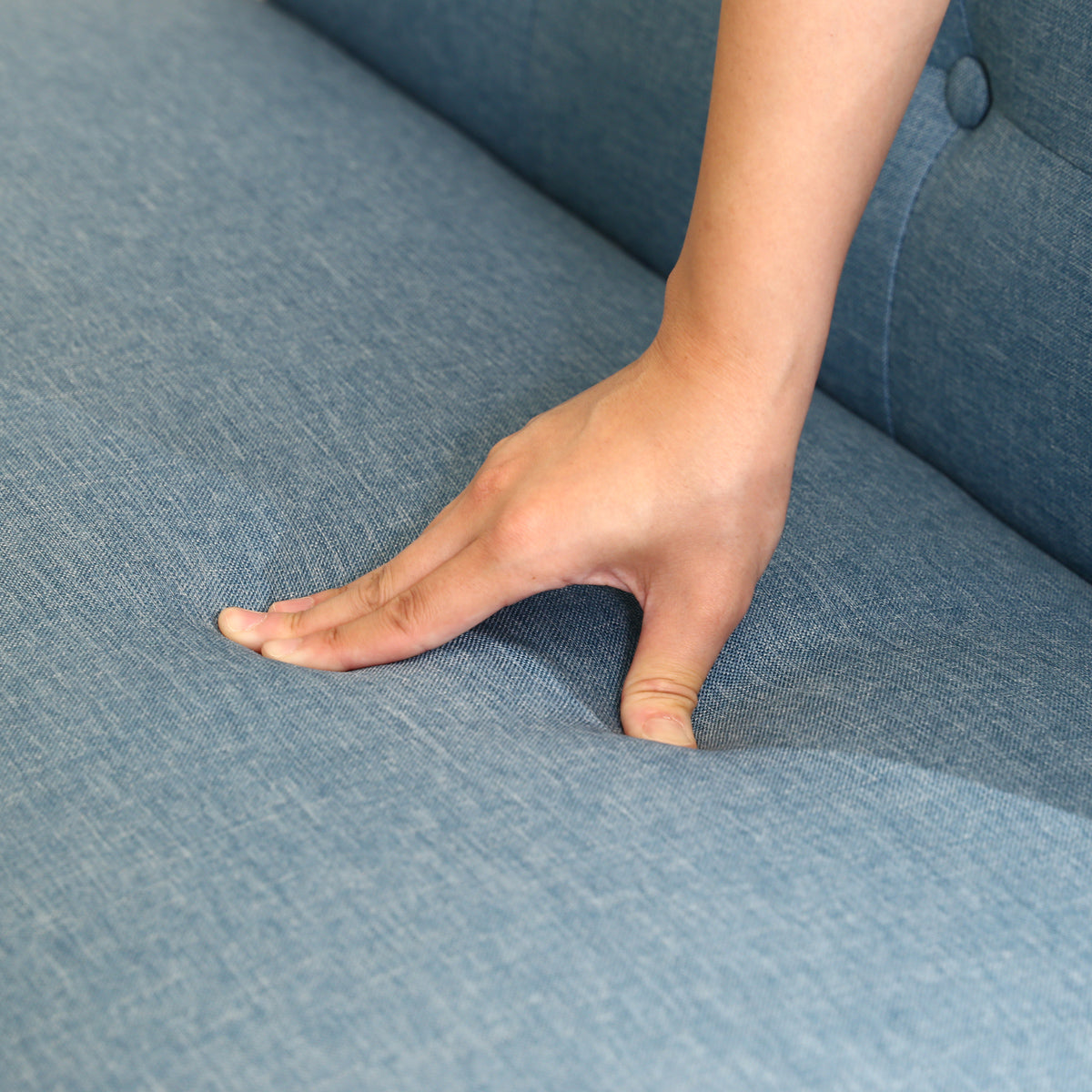 【沈み込みすぎない、理想の弾力】体をしっかりと支えるほどよい硬さのウレタンフォームが、安定感のある座り心地を生みだし、長時間座っても疲れにくいです。