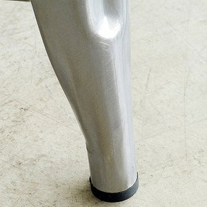 【細部へのこだわり】安定感を高める脚部の設計と、床への傷を防ぐキャップ付きで、長く安心してお使いいただけます。