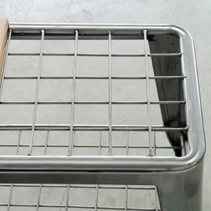 【実用的なグリッドデザイン】傘立て部分のグリッドは、水切りを良くし、見た目にもインダストリアルな魅力を添えています。