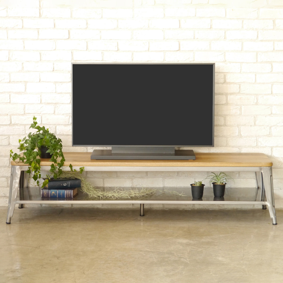 【ゆとりある収納力】幅広な天板で大型テレビも安定して置け、下段の棚にはお気に入りのアイテムをディスプレイできます。