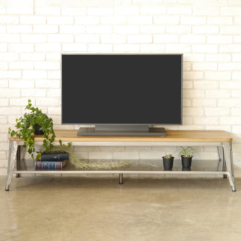 【ゆとりある収納力】幅広な天板で大型テレビも安定して置け、下段の棚にはお気に入りのアイテムをディスプレイできます。