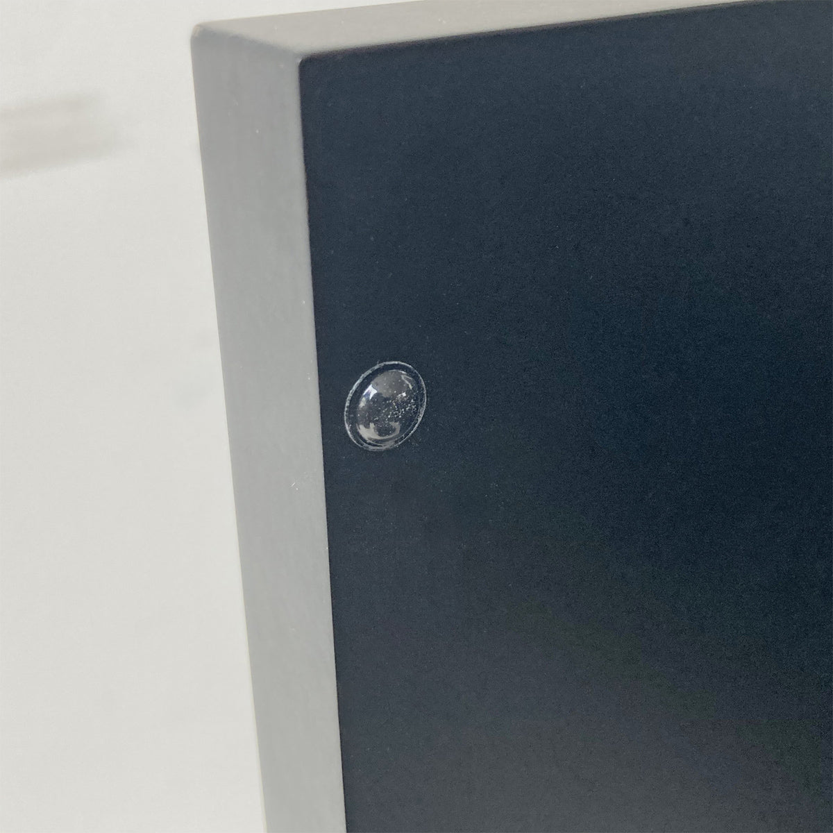 【心遣いが嬉しい、静音クッション】
扉が閉まる際の音を和らげる小さなクッションが、日々の暮らしに静かで快適なひとときを届けます。