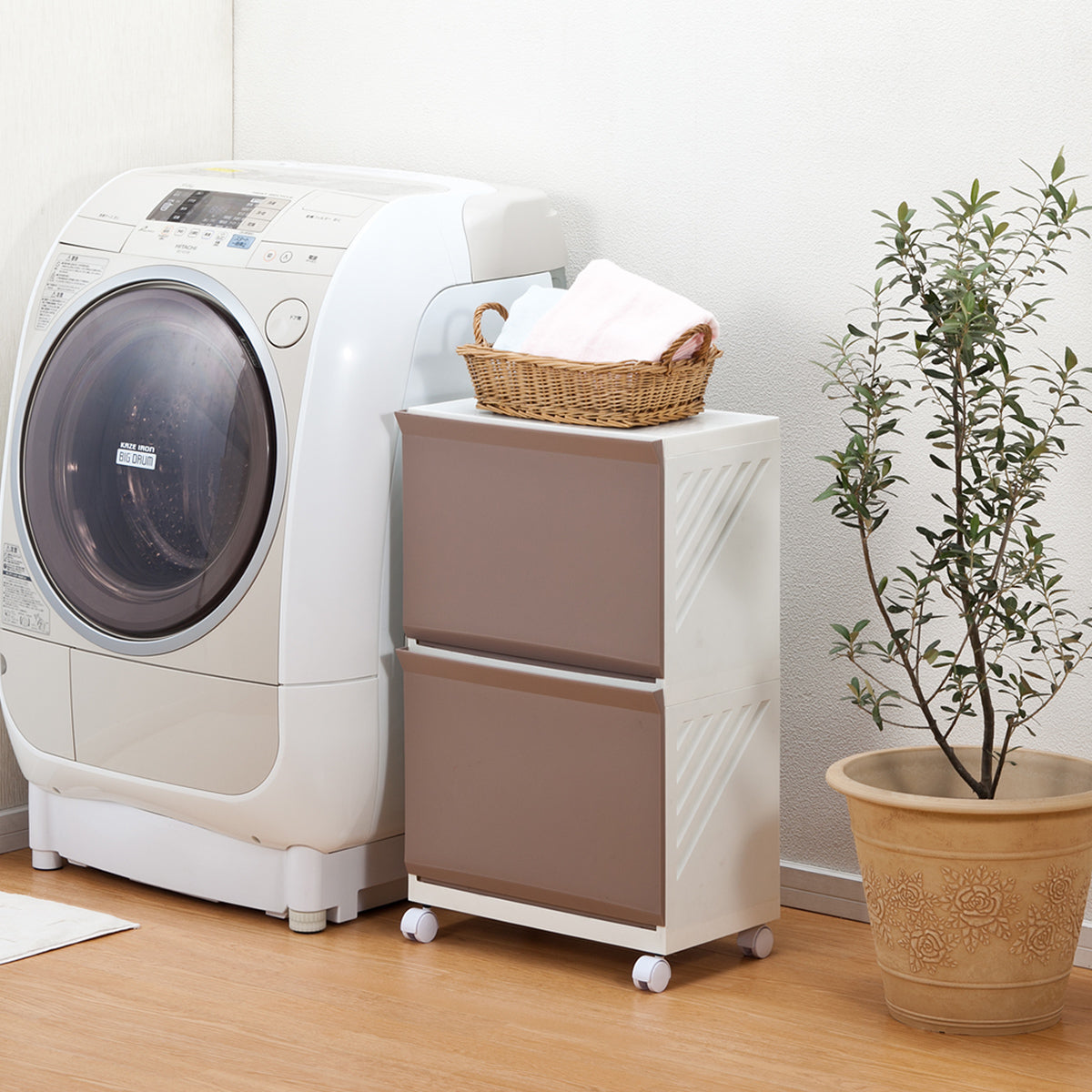 【洗練されたランドリー空間】洗濯機の横にすっきりと収まり、使いたい時にサッと取り出せるタオル収納にも最適です。