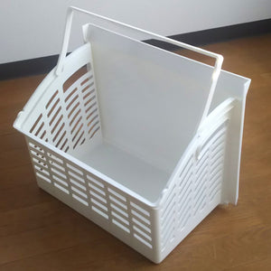 【たっぷり入る大容量バスケット】持ち手付きで運びやすいバスケットは、たくさんの洗濯物や荷物を収納できます。