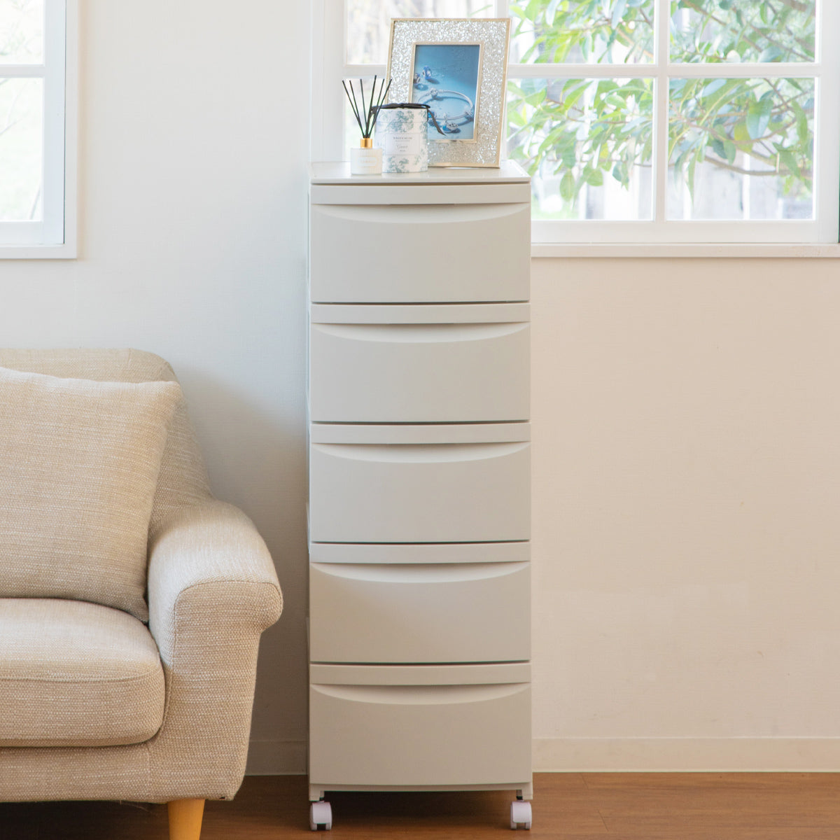 【選べるカラーでお部屋を演出】
柔らかな印象のミルクティベージュと、シックなダークグレーの2色から、お部屋のテイストや理想の雰囲気に合わせてお選びいただけます。