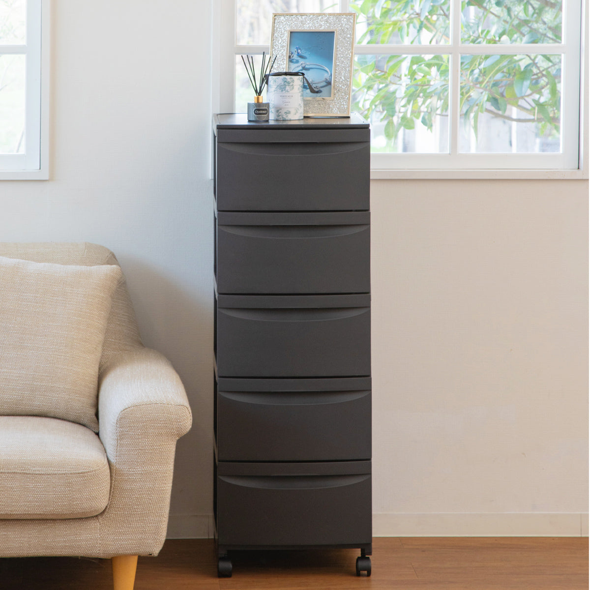 【置く場所を選ばないスリムさ】
幅36cmのスリム設計は、リビングやワンルームのちょっとした隙間にもすっきりと収まり、中身が見えないので生活感を隠してお部屋をきれいに保てます。