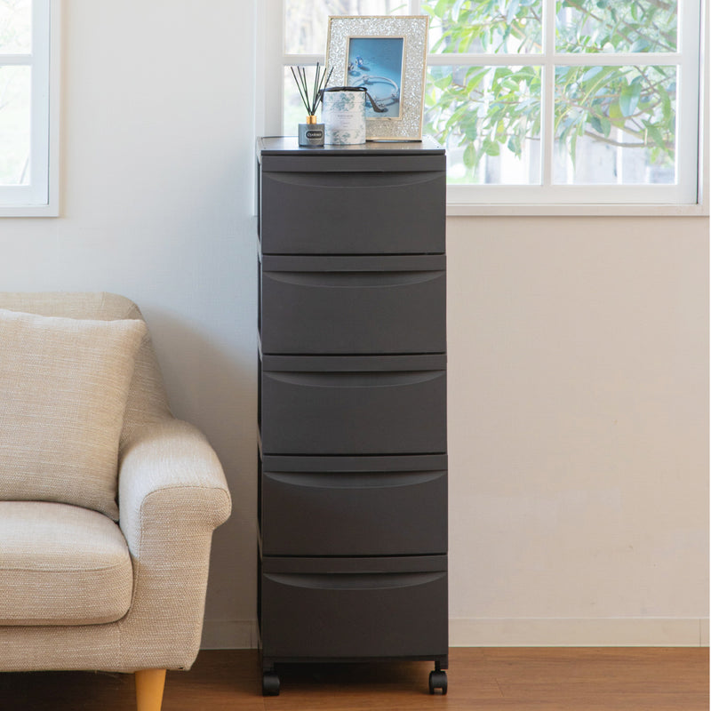 【置く場所を選ばないスリムさ】
幅36cmのスリム設計は、リビングやワンルームのちょっとした隙間にもすっきりと収まり、中身が見えないので生活感を隠してお部屋をきれいに保てます。