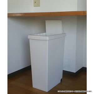 【デッドスペースを有効活用】フタを全開にしても高さを取らず、棚下にもぴったり収まります。