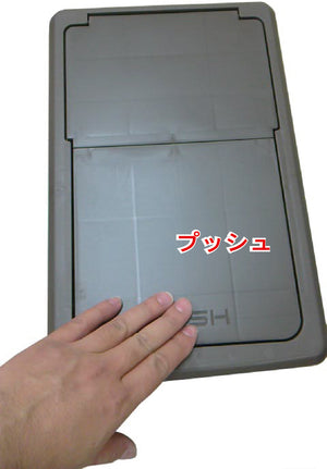 【指一本で簡単プッシュ】フタの「PUSH」部分を軽く押すだけで、すぐにゴミを捨てられる直感的な操作性です。