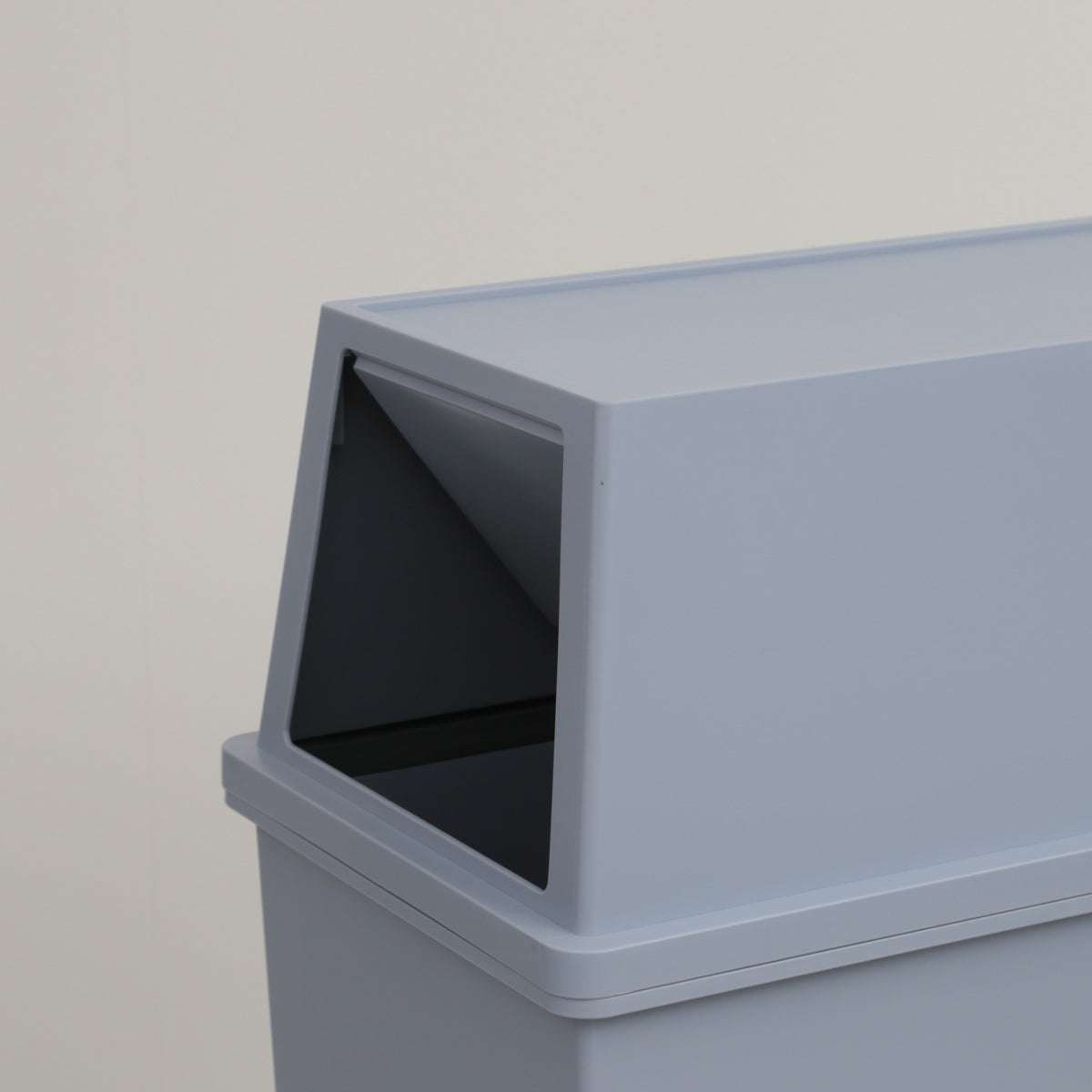 【衛生的でスマートな投入口】軽く押すだけで開閉するフラップ扉で、ゴミ捨てが快適になります。