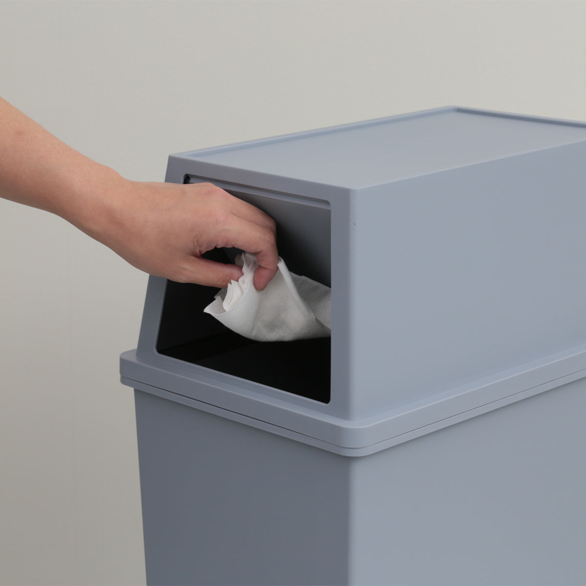 【片手でサッとゴミ捨て】扉を押し込めば開けっ放しにでき、連続して捨てたい時にも便利です。