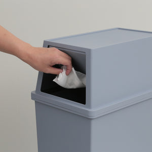 【片手でサッとゴミ捨て】扉を押し込めば開けっ放しにでき、連続して捨てたい時にも便利です。