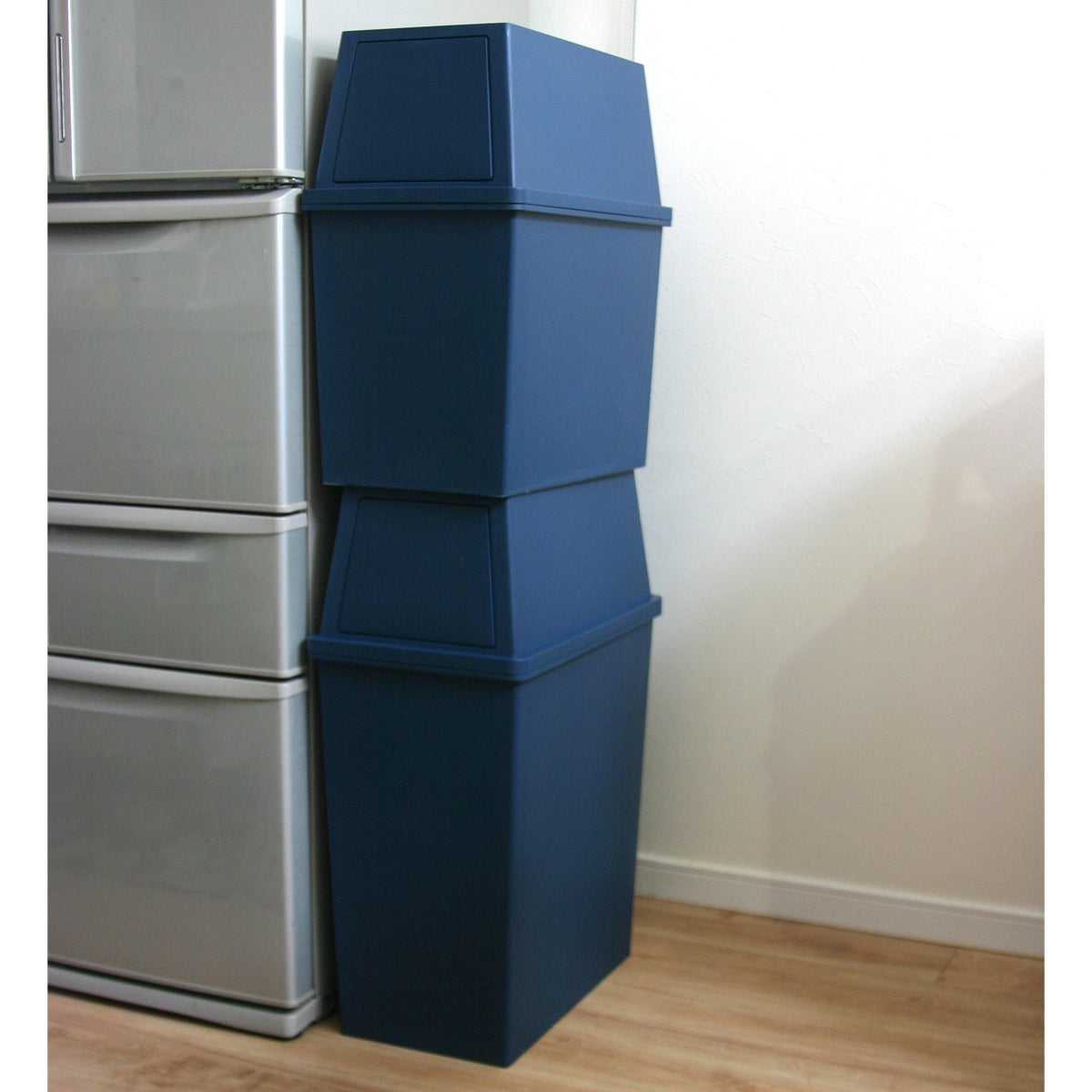 【アクセントカラーで魅せる】深みのあるナイトブルーが、空間にシックな印象を与えます。