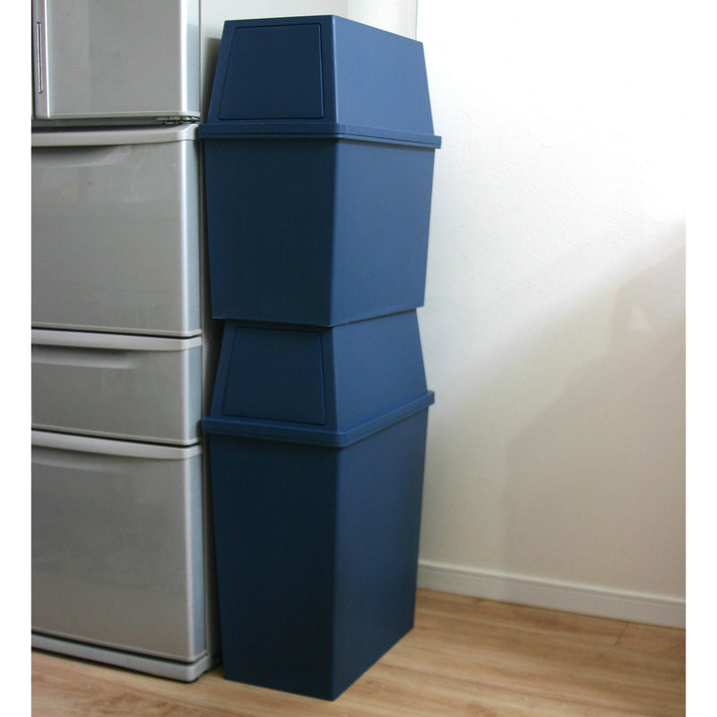 【アクセントカラーで魅せる】深みのあるナイトブルーが、空間にシックな印象を与えます。