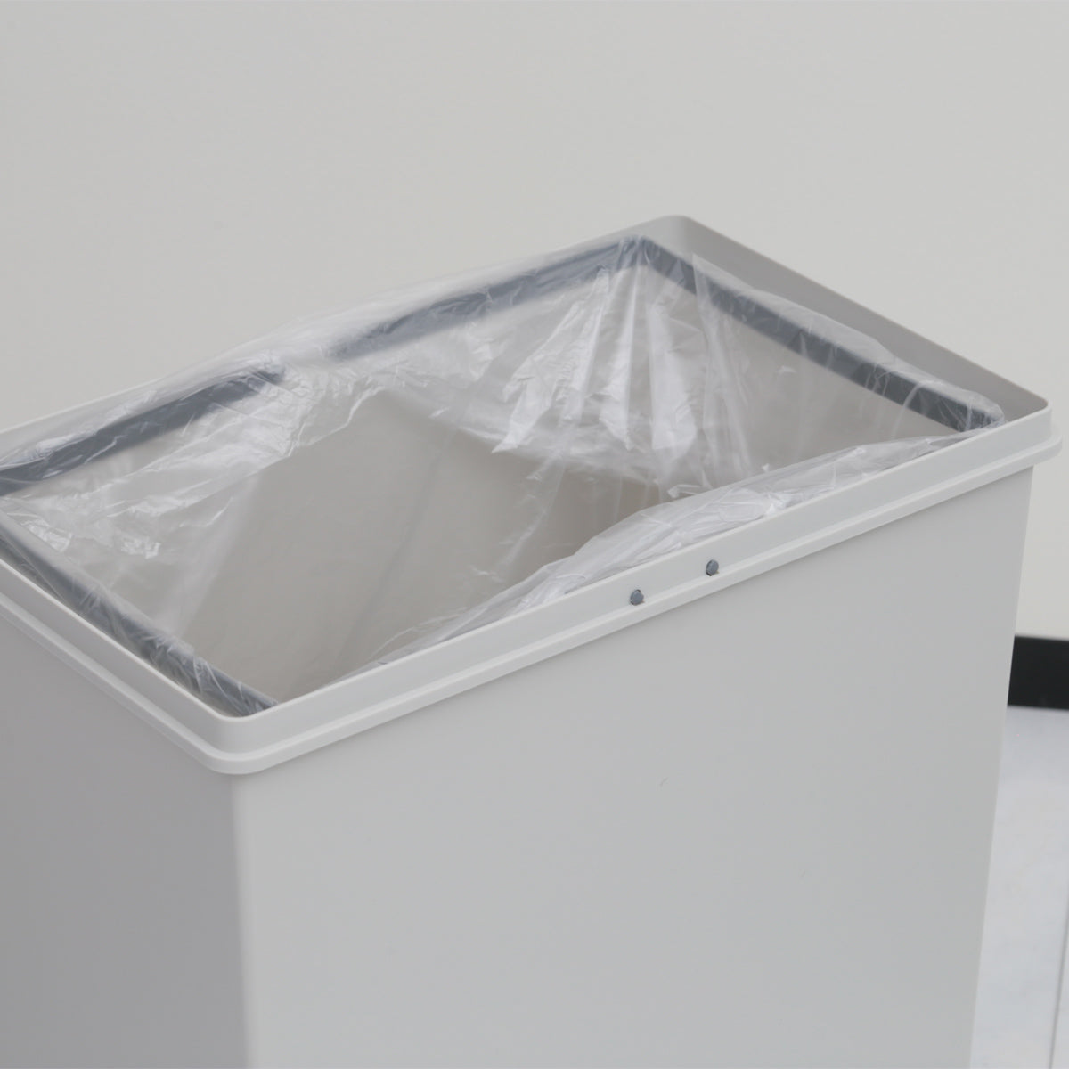 【すっきり隠せる内側設計】ゴミ袋が外から見えず、生活感をスマートにオフします。