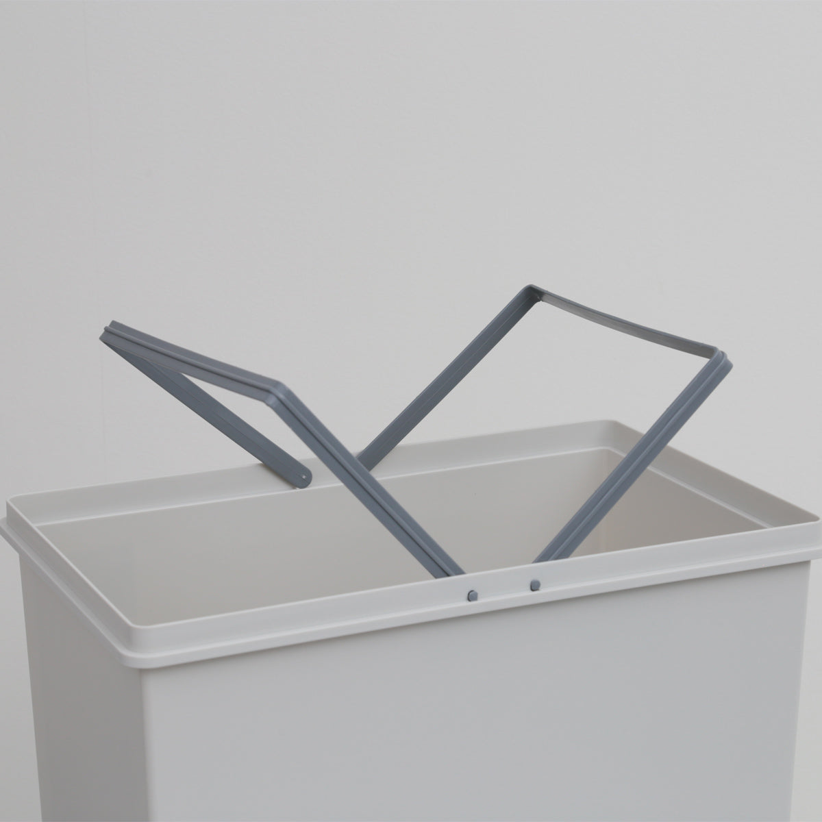 【袋交換もスムーズに】フレームで袋をしっかり固定し、袋のズレやたるみを防ぎます。