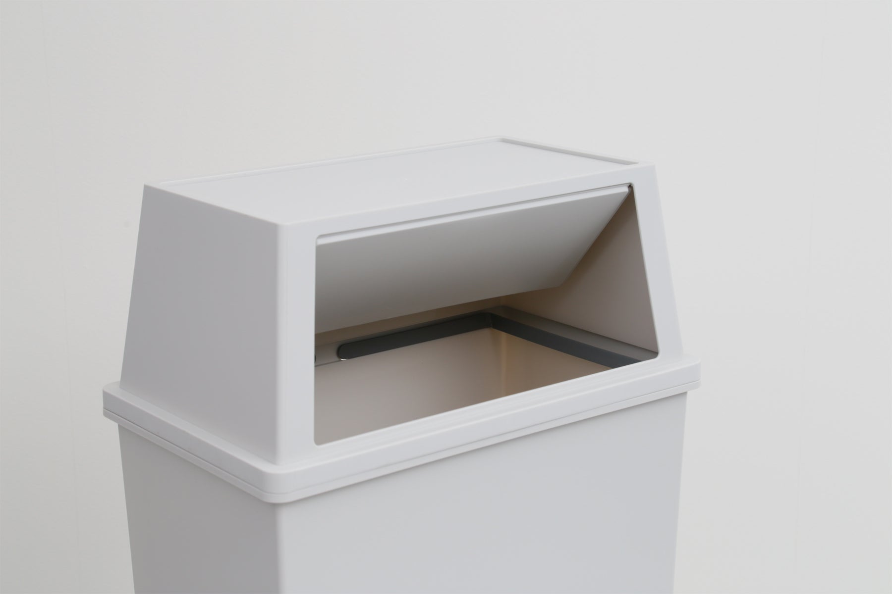 【作業効率アップ】フタは開けた状態で固定できるので、調理中や作業中に連続してゴミを捨てたいときに便利です。