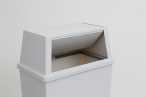 【作業効率アップ】フタは開けた状態で固定できるので、調理中や作業中に連続してゴミを捨てたいときに便利です。