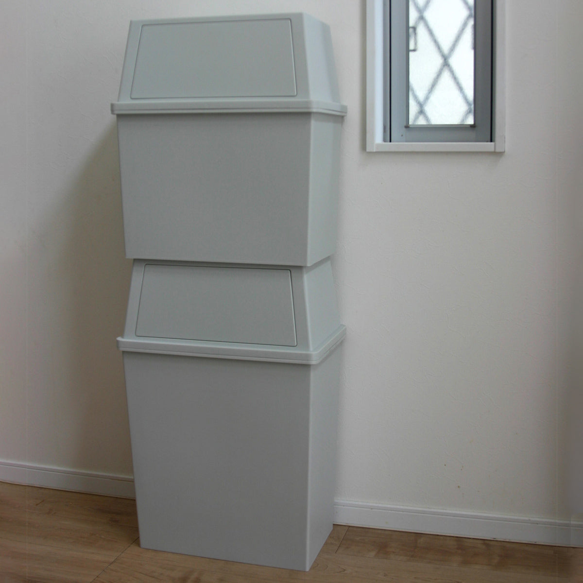 【暮らしに寄り添う】奥行き28cmのスリムなデザインで、家具の隙間や廊下など、置き場所に困らない最適なサイズです。