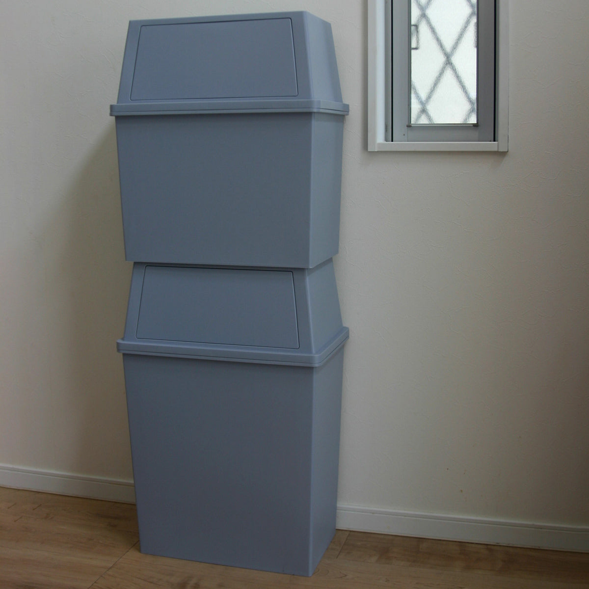 【洗練された色調】クールグレーは、モダンでスタイリッシュな印象を与え、お部屋に落ち着いた雰囲気をプラスします。