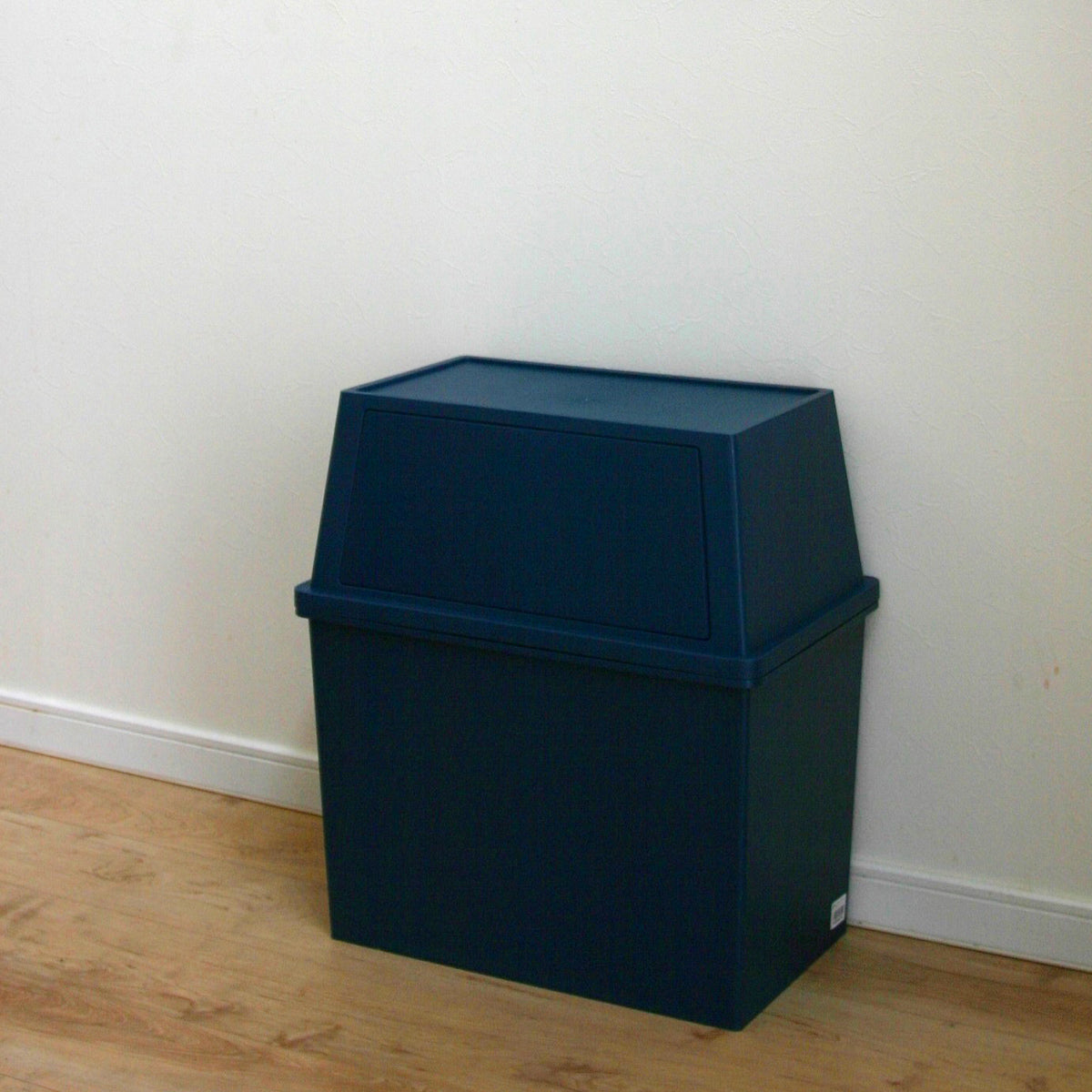 【落ち着いた色合い】深みのあるナイトブルーが、モダンで落ち着いた空間を演出します。