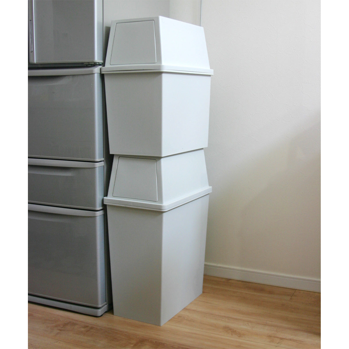 【重ねて分別、省スペースの極み】
ゴミ箱を積み重ねるという新発想で、縦の空間を最大限に活用しながらスマートな分別が実現でき、お部屋のスペースを格段に広げます。