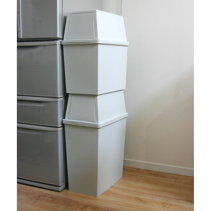 【重ねて分別、省スペースの極み】
ゴミ箱を積み重ねるという新発想で、縦の空間を最大限に活用しながらスマートな分別が実現でき、お部屋のスペースを格段に広げます。